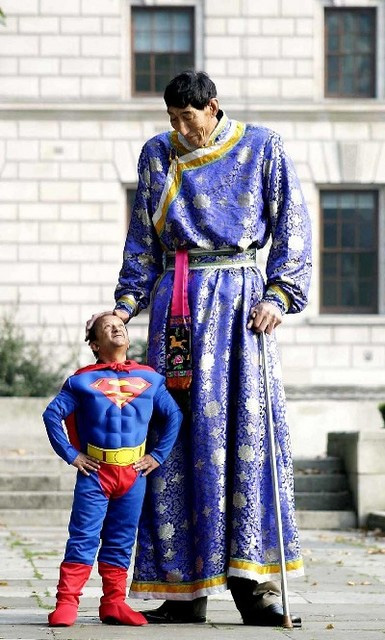 Kiran with tallest man